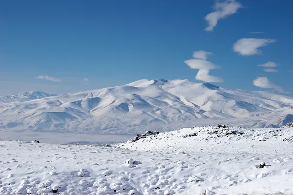 Zimowa góra pokryta śniegiem w pobliżu Góry Ararat, Turcja — Zdjęcie stockowe