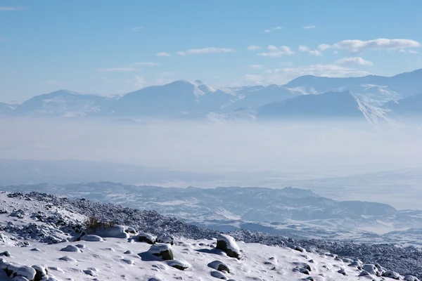 Nevoeiro no vale da montanha em um dia ensolarado de inverno, Turquia Oriental — Fotografia de Stock