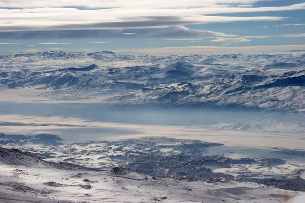 Montañas de invierno cubiertas de nieve en la frontera Turquía-Irán — Foto de Stock