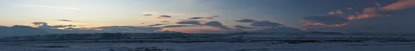 Türkiye 'nin dağlarında kış günbatımının panoramik görüntüsü — Stok fotoğraf