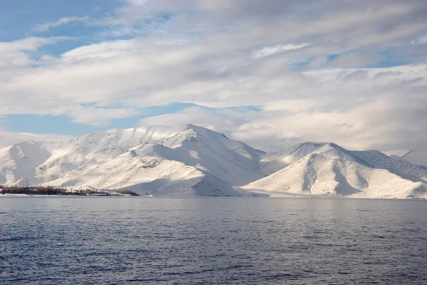 Rive hivernale du lac Van recouverte de neige, Turquie — Photo