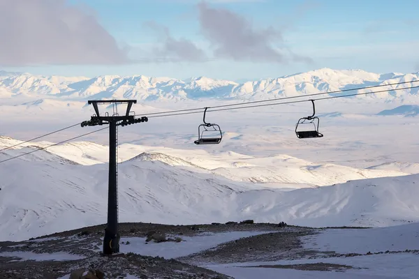 Skidliftstolar på Erciyes skidort, Kayseri, Turkiet Stockbild