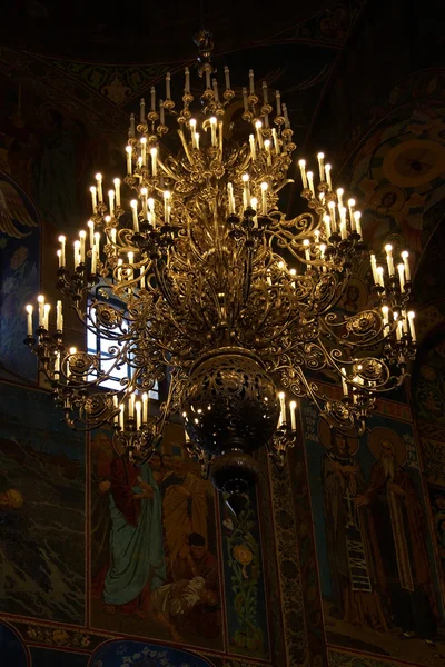 Lámpara de araña en la Iglesia ortodoxa rusa del templo Salvador, San Petersburgo —  Fotos de Stock