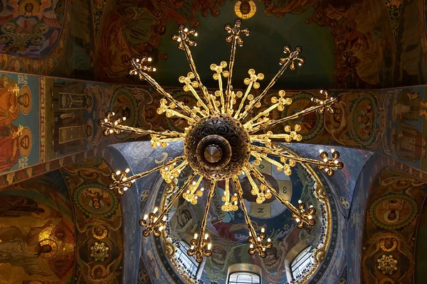 Araña y mosaicos de techo en la Iglesia ortodoxa del Salvador, San Petersburgo, Rusia —  Fotos de Stock
