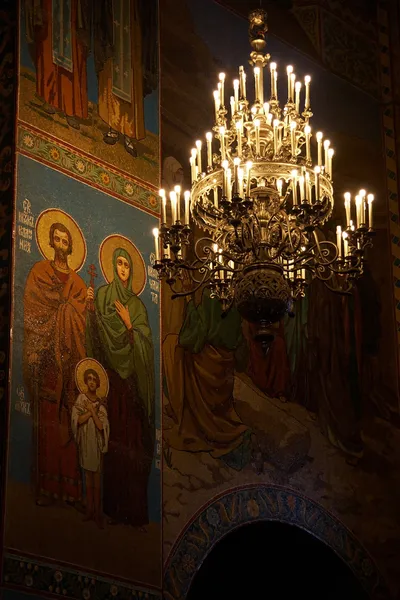 Люстра и мозаика в Русской Православной Церкви Спасителя, Санкт-Петербург — стоковое фото