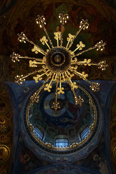 Araña y mosaicos de techo en la Iglesia ortodoxa del templo Salvador, San Petersburgo, Rusia —  Fotos de Stock