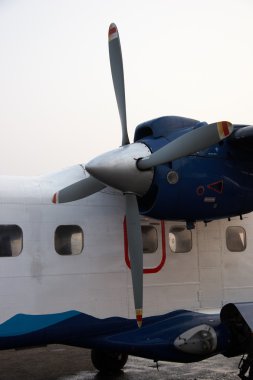 Katmandu havaalanı, Nepal 'de küçük pervane uçakları yaklaşıyor.