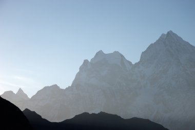 Sabah dağları siluetleri, Everest bölgesi, Himalaya, Nepal