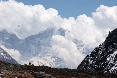 Himalaya önplanda trekker ile bulutlu manzara, Nepal