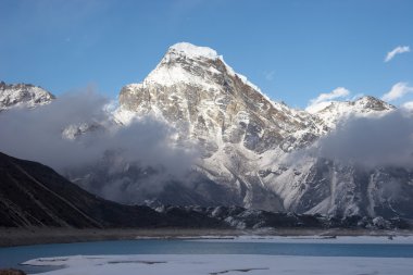 Akşamları karlı dağ ve göl Himalaya, Nepal