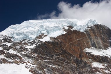 Nirekha Dağı zirvesindeki dev buzullar Himalaya, Nepal