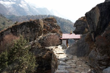 Everest Yolu 'ndaki küçük Budist tapınağı, Himalayalar, Nepal