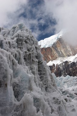 Buzul dilinde dik buz duvarı, Himalayalar, Nepal