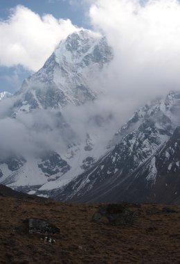 Bulutlarda Cholatse kar zirvesi, Himalaya, Nepal