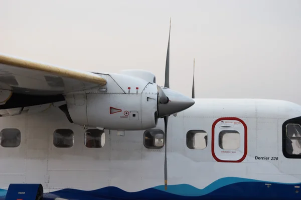 Piccolo aereo ad elica in attesa della partenza da Kathmandu, Nepal — Foto Stock