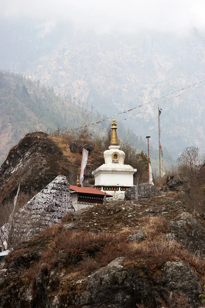 Estupa budista y piedra de oración, sendero del Everest, Nepal —  Fotos de Stock