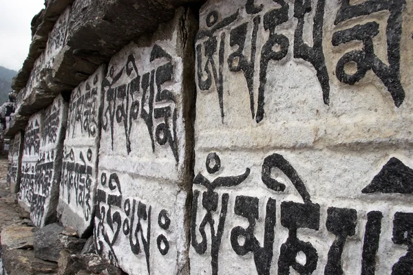 Pietre di preghiera buddiste mani, sentiero dell'Everest, Himalaya, Nepal — Foto Stock