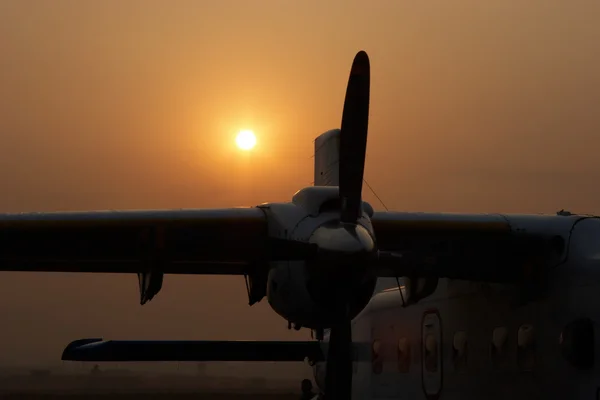 Avião ao nascer do sol no aeroporto de Kathmandu, Nepal — Fotografia de Stock