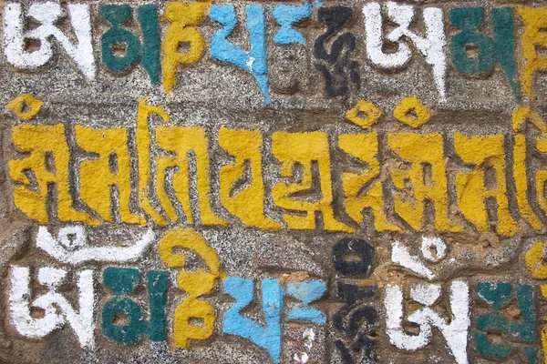 Buddyjski kamień mani z kolorowymi literami, Everest trek, Nepal — Zdjęcie stockowe