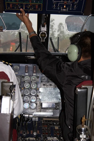 Cockpit do avião pequeno da hélice no vôo de Kathmandu a Lukla — Fotografia de Stock