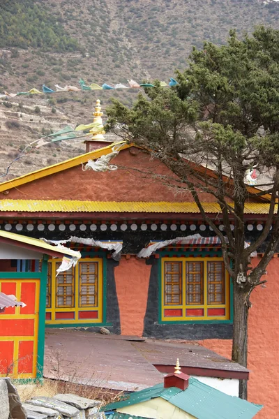 Nepal Namche Çarşısında bayraklı renkli bir ev. — Stok fotoğraf