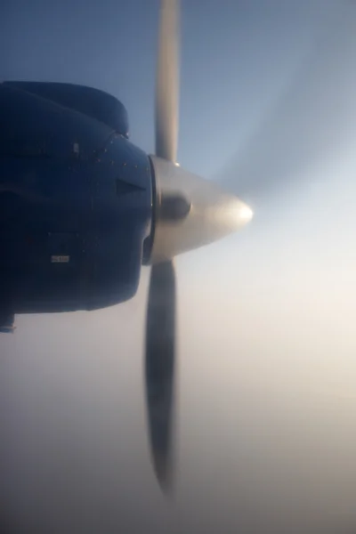 飞行飞机的螺旋桨，加德满都-卢卡航班 — 图库照片