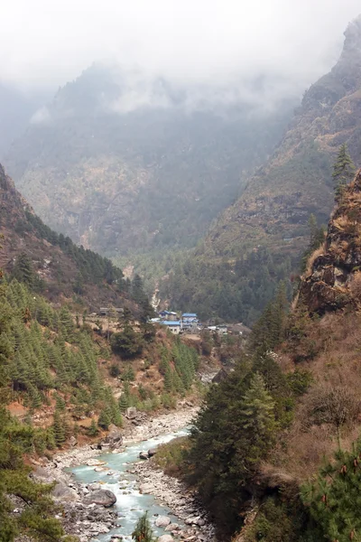 Valle del fiume Dudh Kosi vicino Namche Bazaar, Everest trail, Himalaya, Nepal — Foto Stock