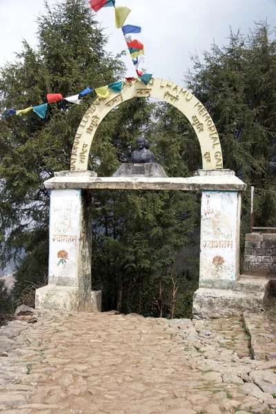 Porte commémorative Pasang Lhamu, Everest trail, Himalaya, Népal — Photo