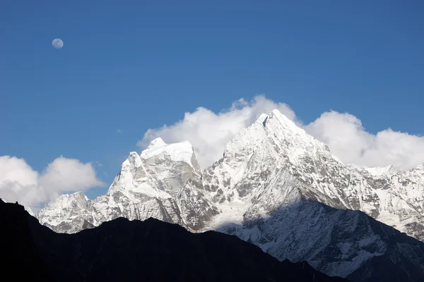 尼泊尔珠穆朗玛峰地区喜马拉雅山上空的月亮 — 图库照片