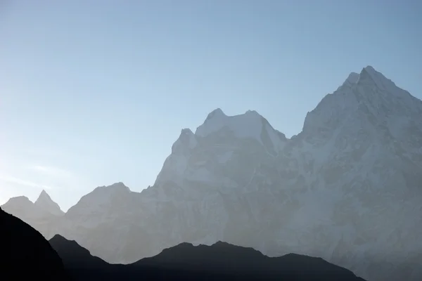 朝の山のシルエット,エベレスト地域,ヒマラヤ,ネパール — ストック写真