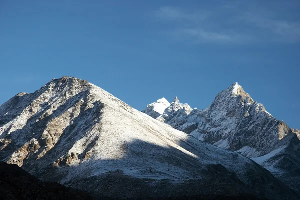 Nysnö vid berg, Everest region i Himalaya, Nepal — Stockfoto