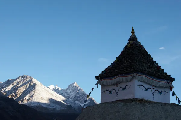 Stupa with Buddha Eyes, Everest region in Himalayas, Nepal — Stock fotografie