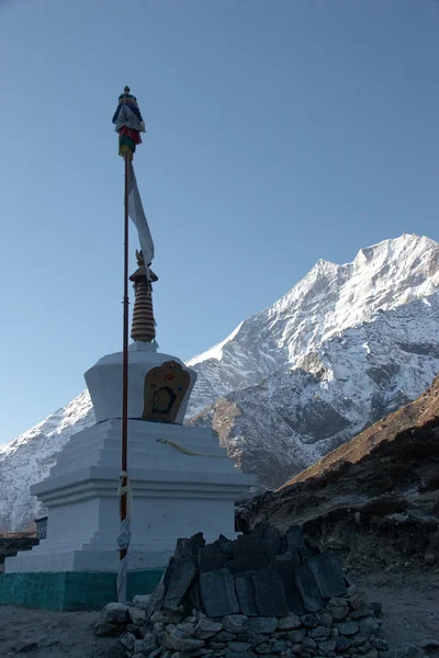 Buddyjska stupa z flagą modlitewną w Himalajach, Nepal — Zdjęcie stockowe