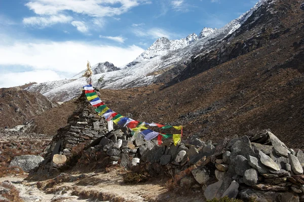 Gammal dumhet med böneflaggor, Everest region, Himalaya, Nepal — Stockfoto