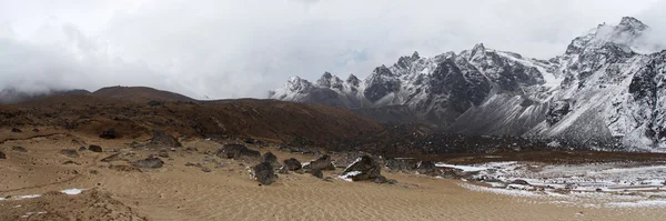 Sandstrand nära snöberg panorama, Himalaya, Nepal — Stockfoto