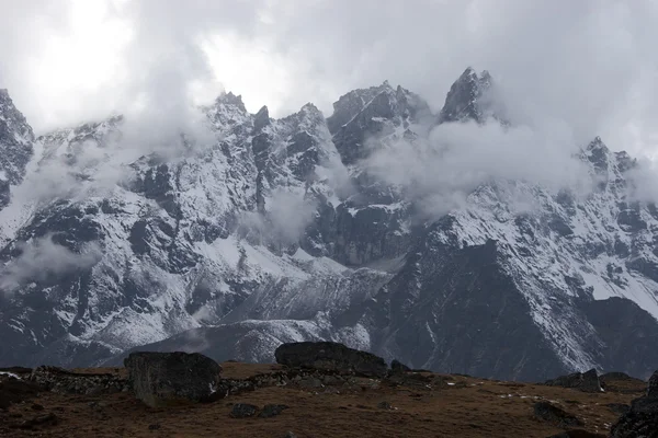 Dåligt väder i berg, Everest region, Himalaya, Nepal — Stockfoto