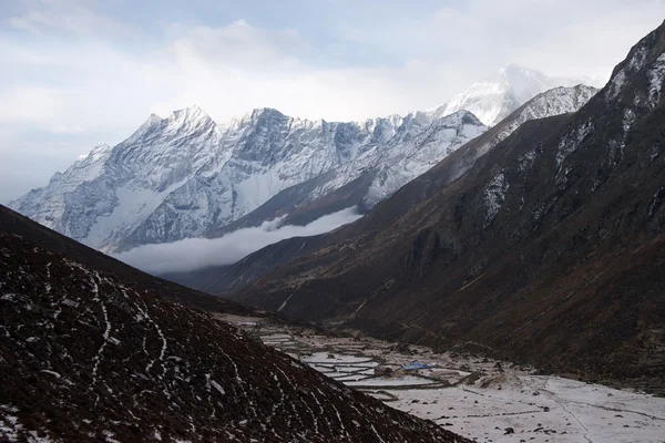 Moln stiger upp för en bergsdal, Himalaya, Nepal — Stockfoto