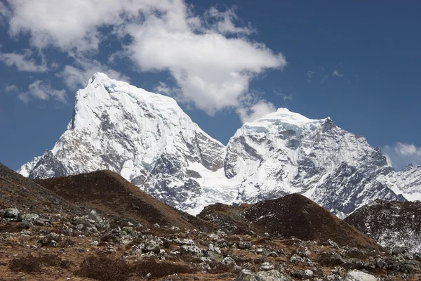 Cholatse i Taboche góry śniegu nad trawiastymi wzgórzami, Himalaje, Nepal — Zdjęcie stockowe