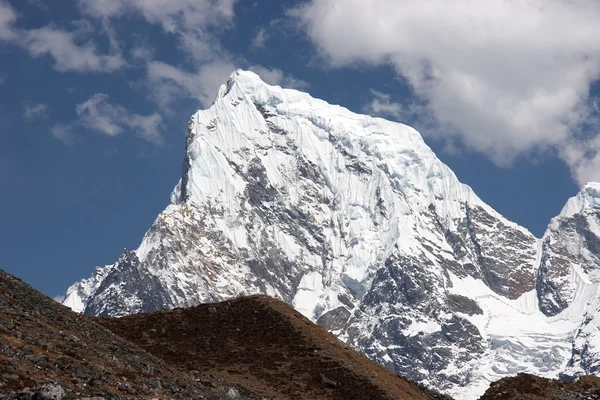 Cumbre de nieve de la montaña Cholatse, Himalaya, Nepal — Foto de Stock