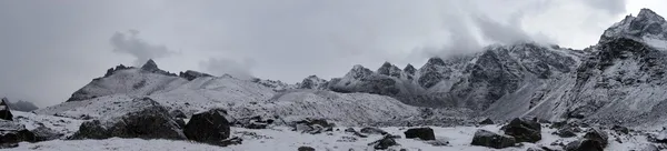 El mal tiempo panorama de montaña, Camino del Paso Renjo, Himalaya, Nepal — Foto de Stock