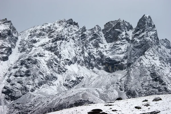 尼泊尔喜马拉雅珠穆朗玛峰地区降雪后的山脉 — 图库照片
