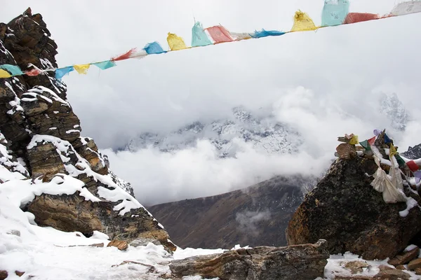 Flagi modlitewne w przełęczy Renjo w Himalajach, Nepal — Zdjęcie stockowe