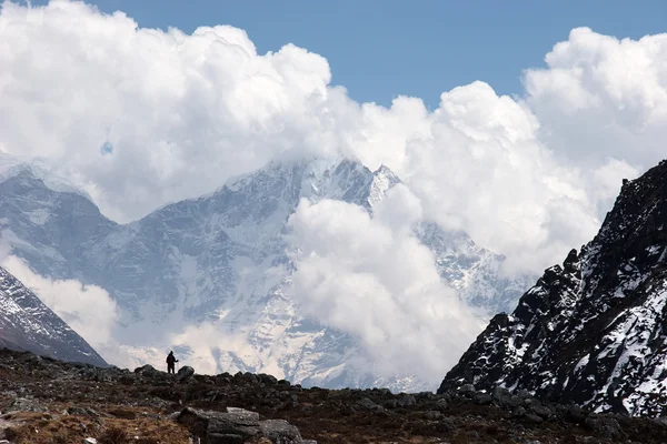 ネパール、手前にトレッカーのあるヒマラヤの雲の風景 — ストック写真