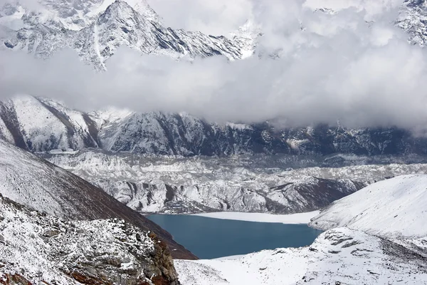 Chmury nad lodowcem i Dudh Pokhari górskie jezioro, Himalaje — Zdjęcie stockowe