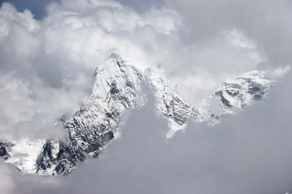 Widok góry Cholatse przez dziury w chmurach, Himalaje, Nepal — Zdjęcie stockowe