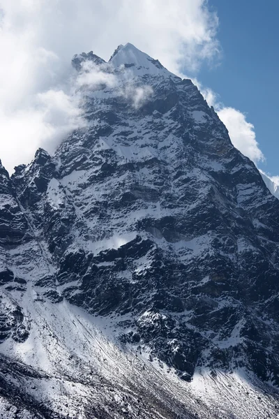Clouds over rocky unclimbed Peak 5939, Himalaya, Nepal — Zdjęcie stockowe