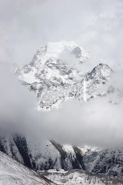 Nirekha mountain cloudscape, Everest regio, Himalaya, Nepal — Stockfoto