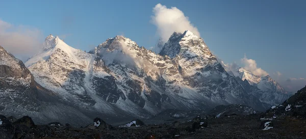 尼泊尔喜马拉雅山珠穆朗玛峰地区日落全景 — 图库照片
