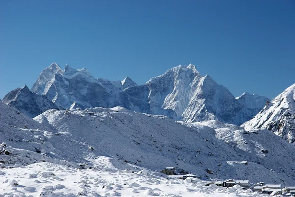 Gokyo aldeia de montanha após a queda de neve, Himalaias, Nepal — Fotografia de Stock