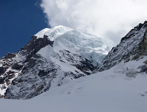 ネパール、ヒマラヤのニレカ山の頂上にある巨大な氷河 — ストック写真